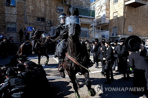초정통파 유대인 시위대가 예루살렘의 무허가 어린이집에서 사망한 아기 두 명에 대한 부검 계획 발표 후 폭동을 일으켰습니다. 1 PRU20260104321001009 P2