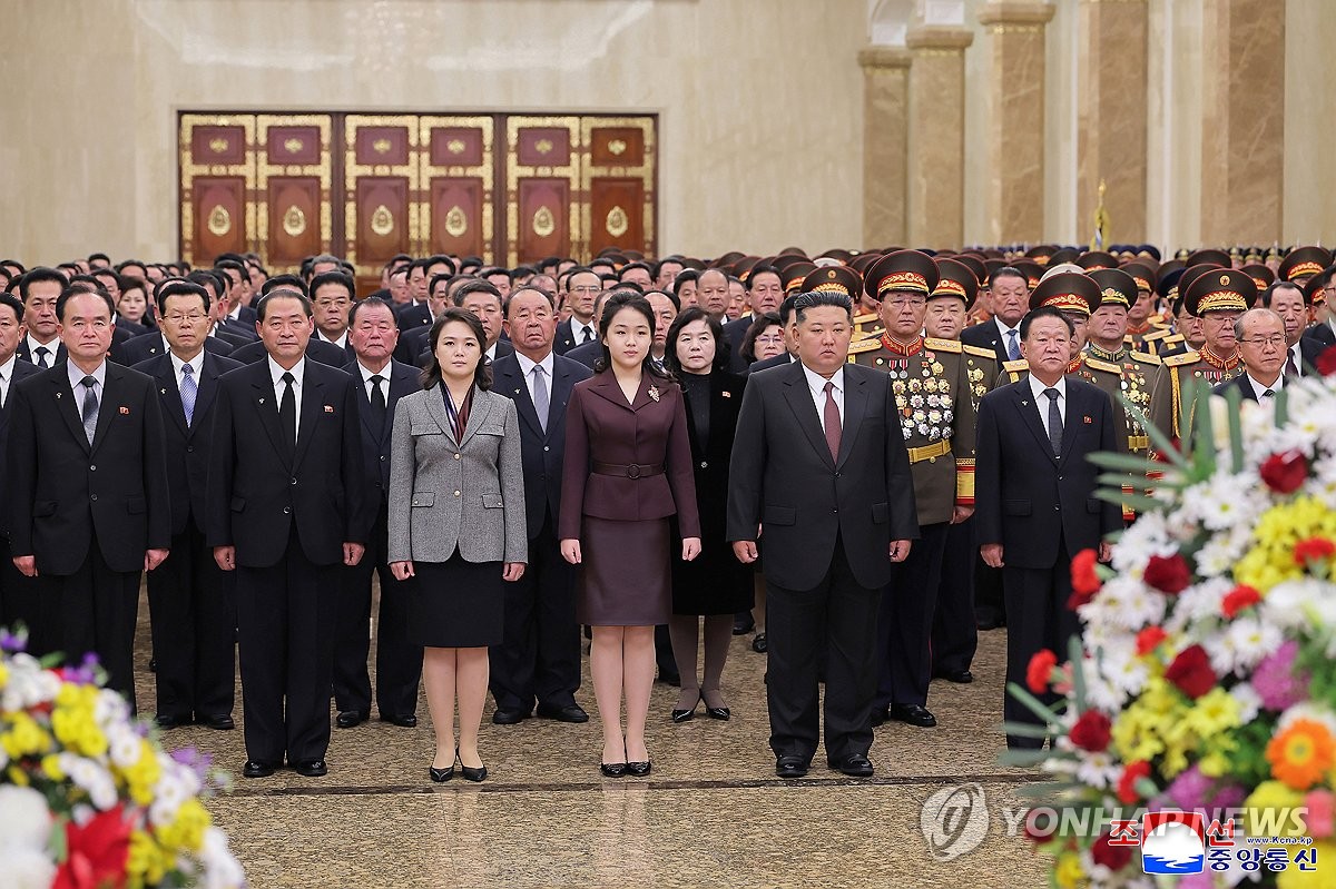 김주애, '선대수령 안치' 금수산태양궁전 첫 참배…김정은과 동행 3 PYH2026010200260004200 P4