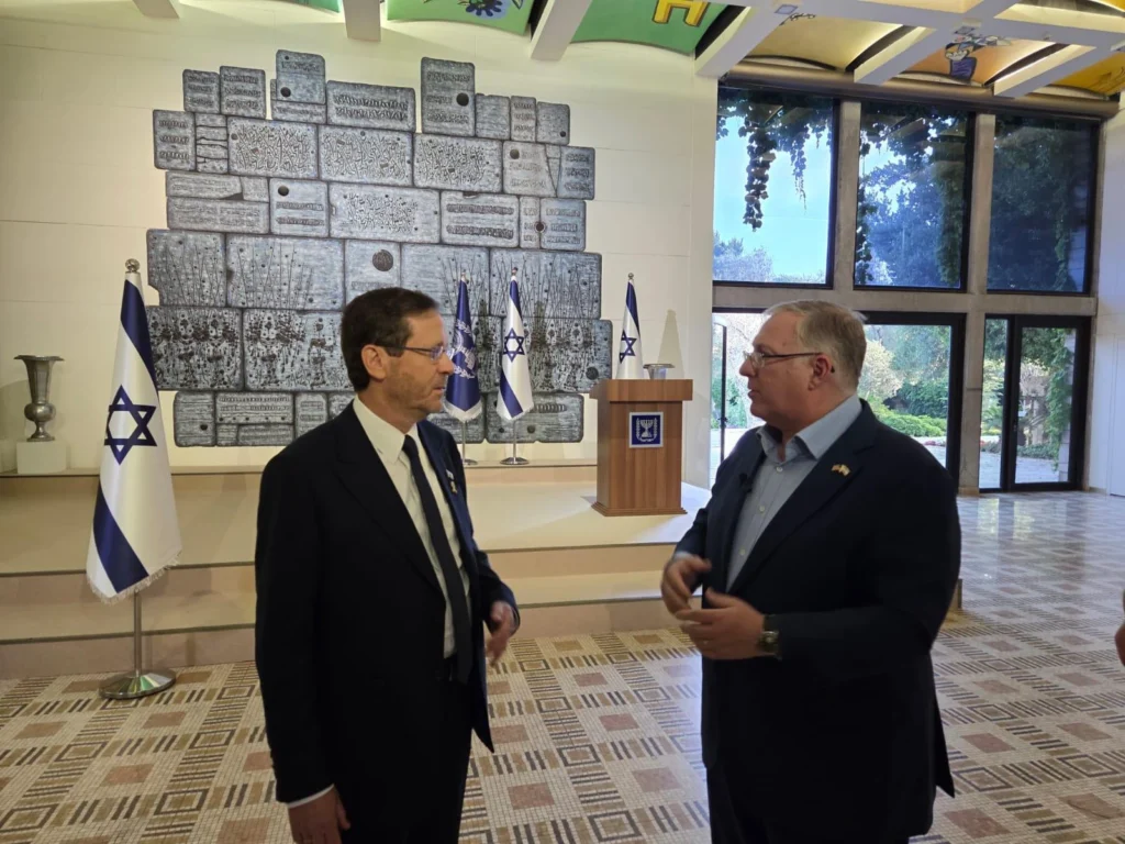 이삭 헤르초그, “홀로코스트 이후 최악의 반유대주의 물결”… ‘제8전선’ 경고 2 herzog and rosenberg in lobby