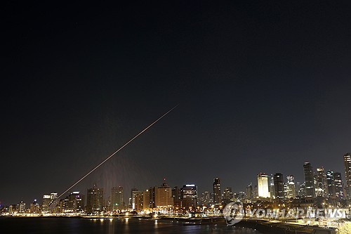 중동 전선 격화…이스라엘 핵시설 타격·이란 미군기지 공격, 호르무즈 봉쇄 위기 고조 1 PEP20260304088401009 P2