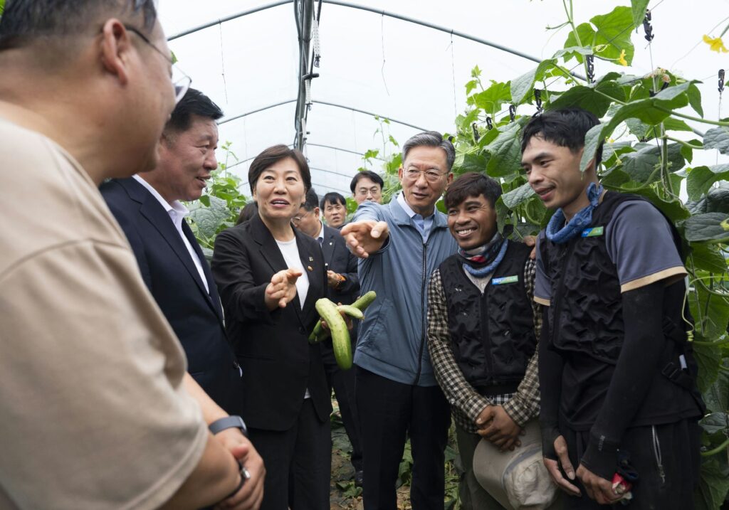 외국인 계절근로자 지원 확대…법무부·농식품부, 양주 현장 점검 나서 1 image
