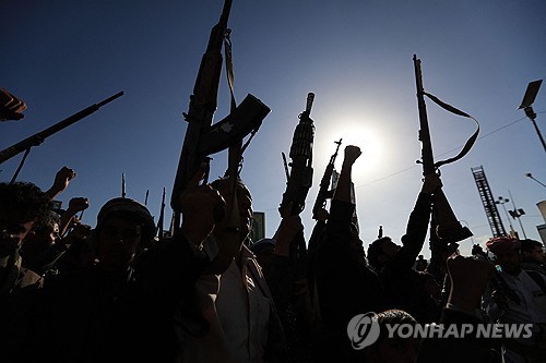 후티 반군, 미국의 예멘 내전 개입 경고…“역내 미군 관련 시설 보복” 1 AKR20261013002800079 01 i