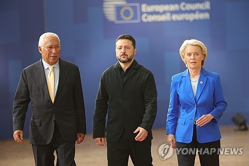 우크라 지원 부담 커진 EU, 캐나다·영국에 "부담 나누자" 1 EU 정상회의에서 젤렌스키 대통령과 EU 지도부가 나란히 선 모습.