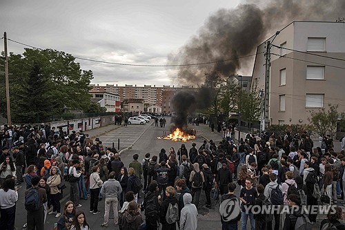 프랑스 학생시위 확산…마크롱 자제 촉구에도 13일 전국 행동 예고 1 PAF20261012212901009 P2