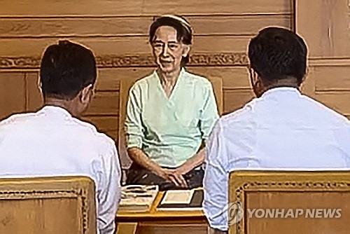 가택연금 장소에서 미얀마 내무부 관리들과 대화하는 아웅산 수치 국가고문