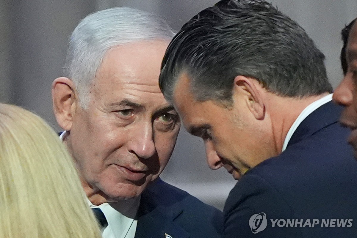 헤그세스 美국방장관, 이스라엘 깜짝 방문…네타냐후와 회동 1 피트 헤그세스 미국 국방장관과 대화하는 베냐민 네타냐후 이스라엘 총리