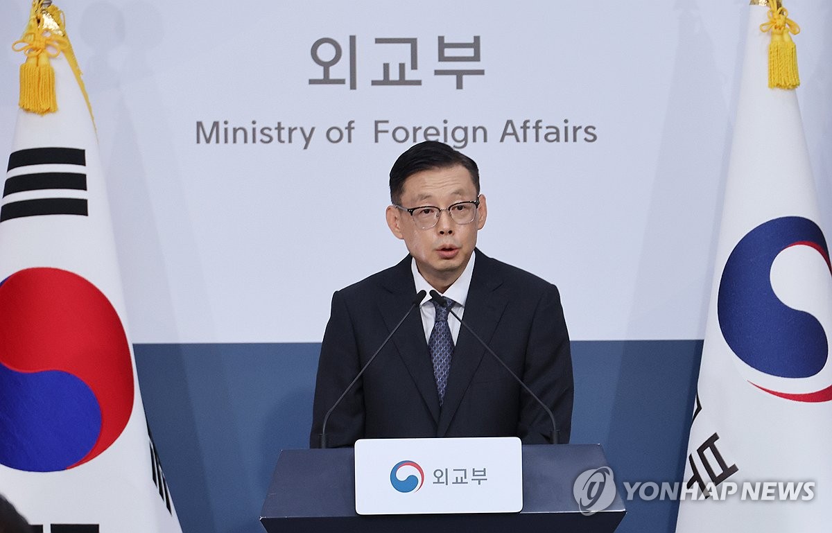 정부, 주우크라이나 공관원 절반가량 철수…“전향적 조치 없어” 1 박두순 외교부 대변인이 20일 서울 종로구 정부서울청사에서 열린 정례브리핑에서 주우크라이나 공관원 일부 철수 결정을 밝히고 있다.