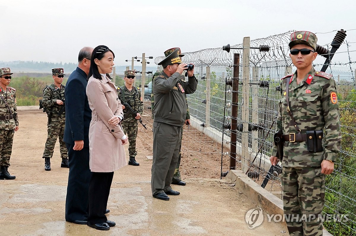 김여정 "10월 중 전 국경선서 대남 확성기 가동"…시점 못박아 1 북한 박정천·김여정이 남부 국경 요새화 공사 현장을 시찰하는 모습.