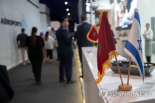 모로코 마라케시 에어쇼의 엘빗 시스템스 전시관에 모로코와 이스라엘 국기가 걸려 있는 모습
