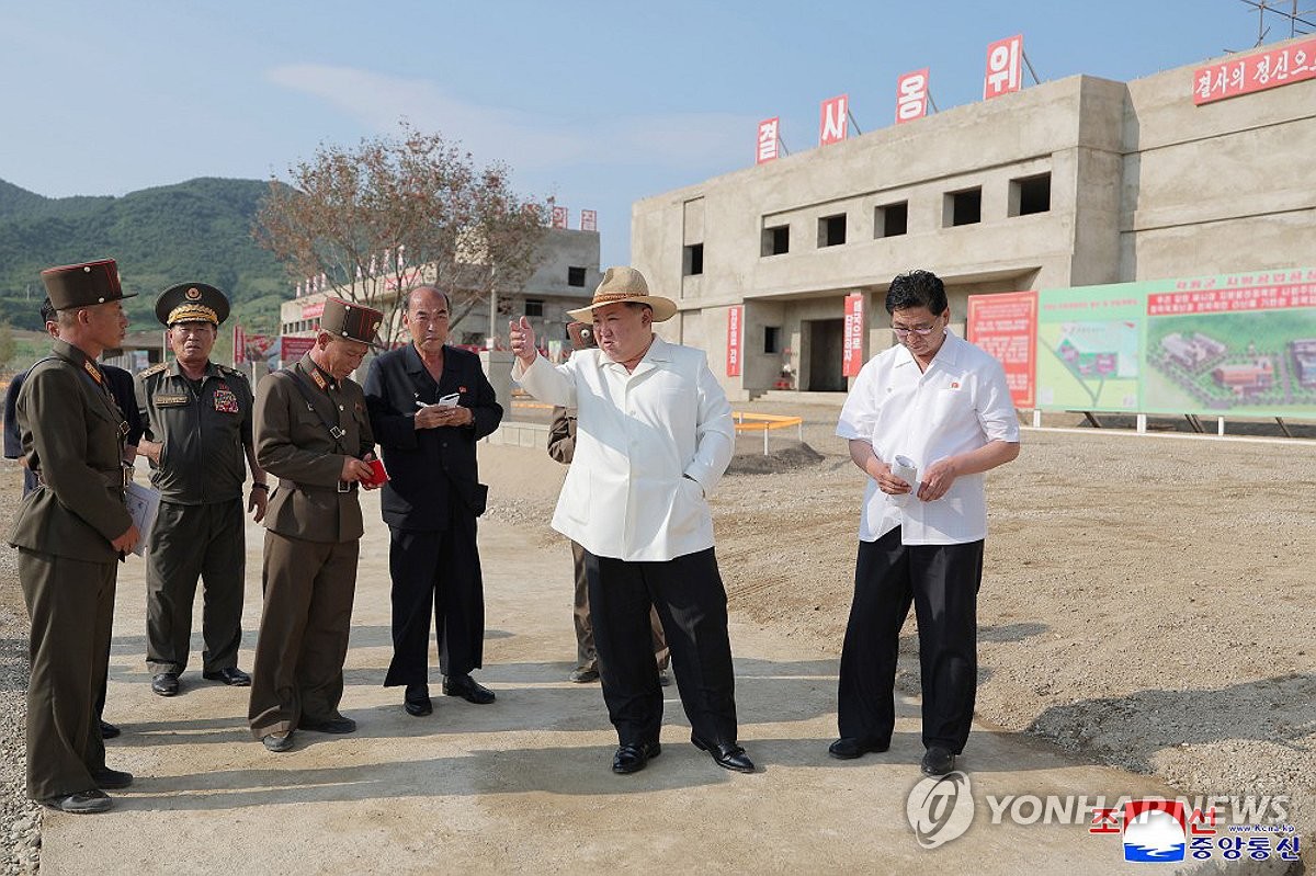 함경남도의 한 공장을 시찰하는 김정은 국무위원장 자료사진.