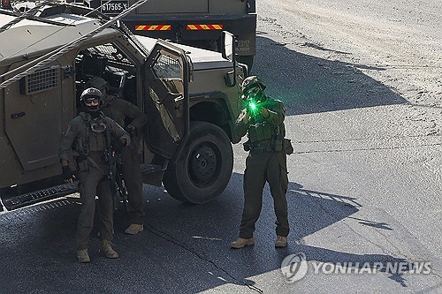 요르단강 서안 헤브론에서 이스라엘 군인이 총구를 겨누고 있는 모습.