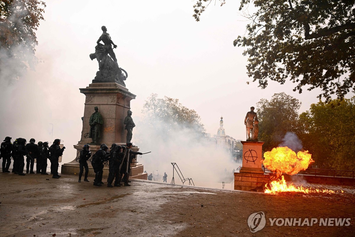24일 프랑스 낭트 시위 현장에서 불길이 치솟는 모습.