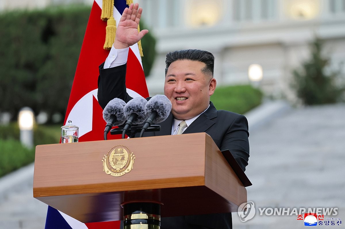 연설대에서 손을 들어 인사하는 김정은 북한 국무위원장.