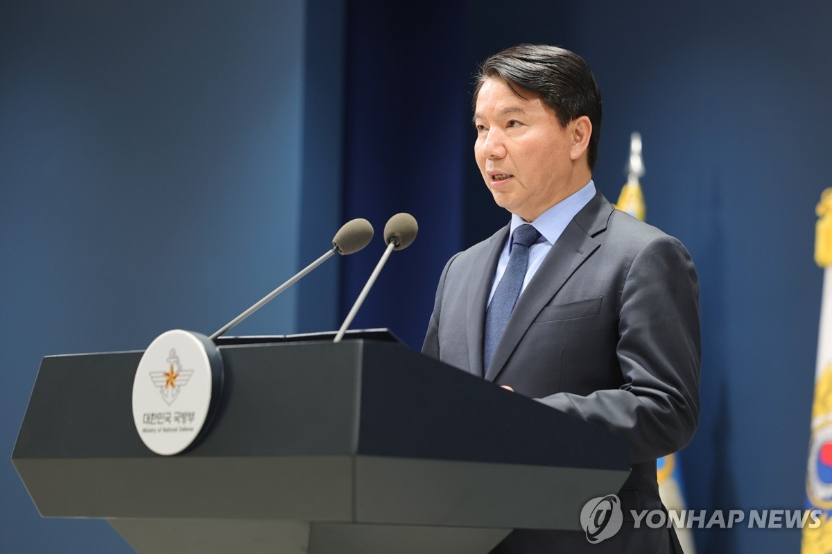 국방부에서 DMZ 상황 관련 입장을 발표하는 김홍철 국방정책실장.