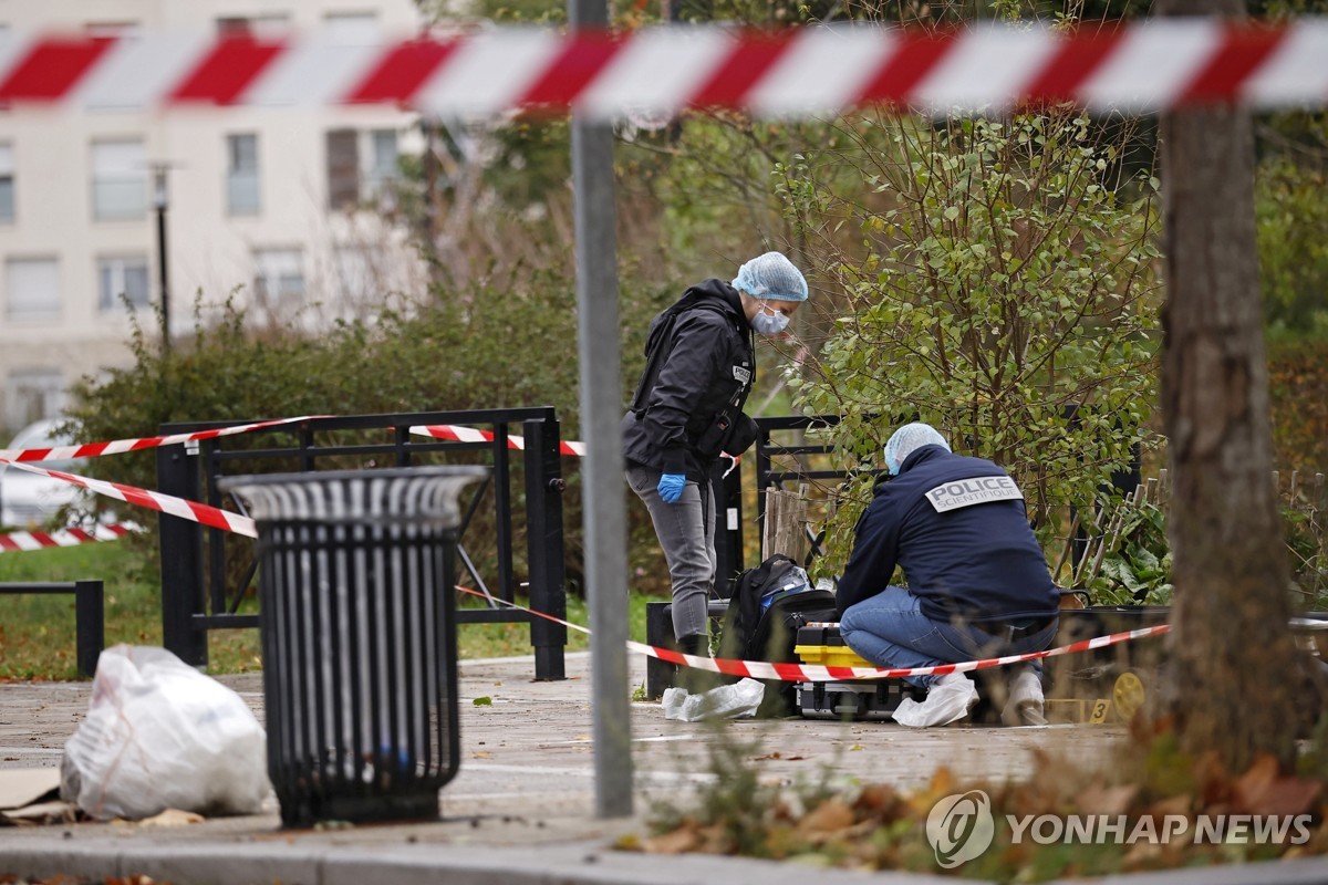 총기난사 사건 현장을 살펴보는 프랑스 경찰.