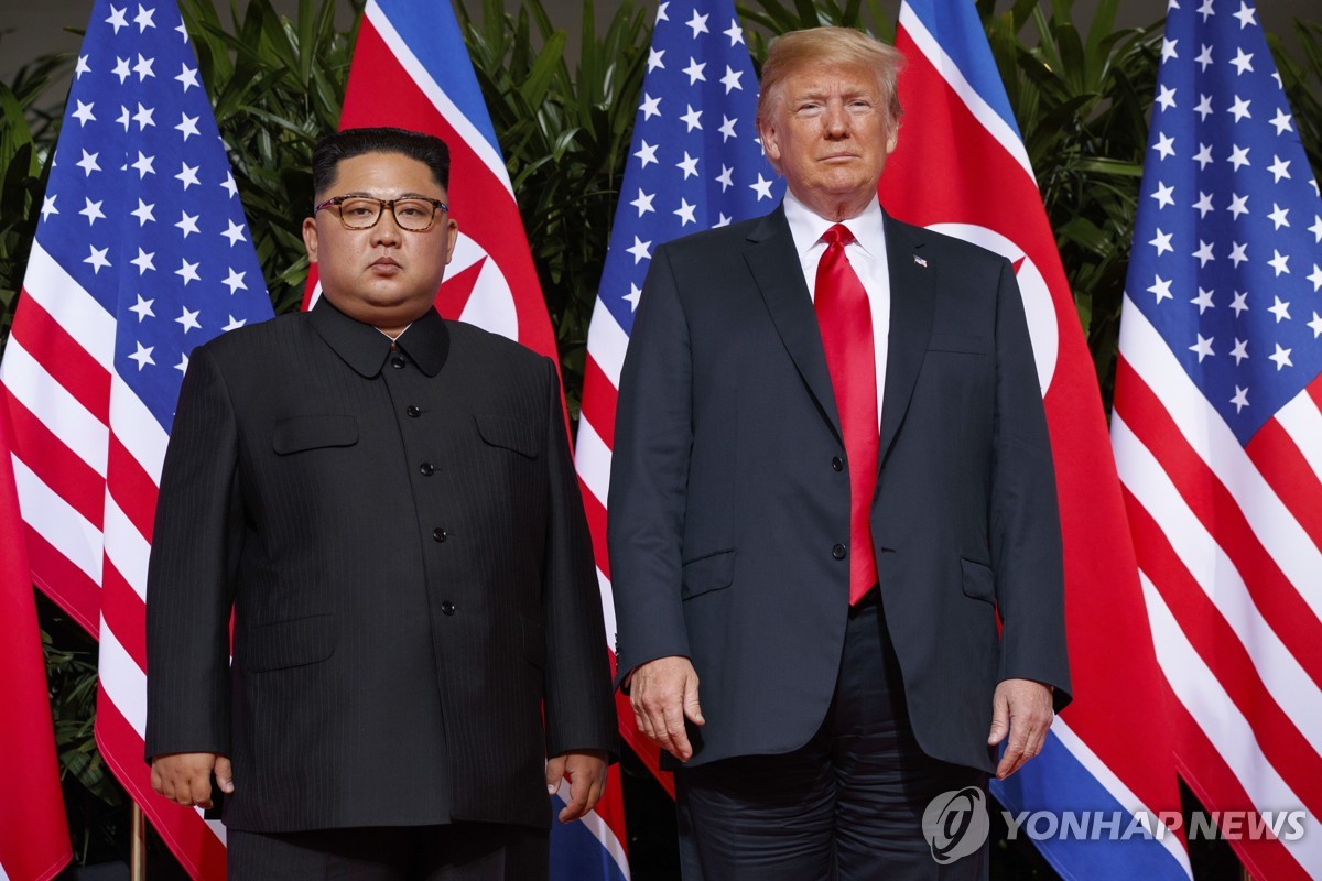 2018년 싱가포르 북미 정상회담에서 악수하는 김정은 위원장과 트럼프 대통령.