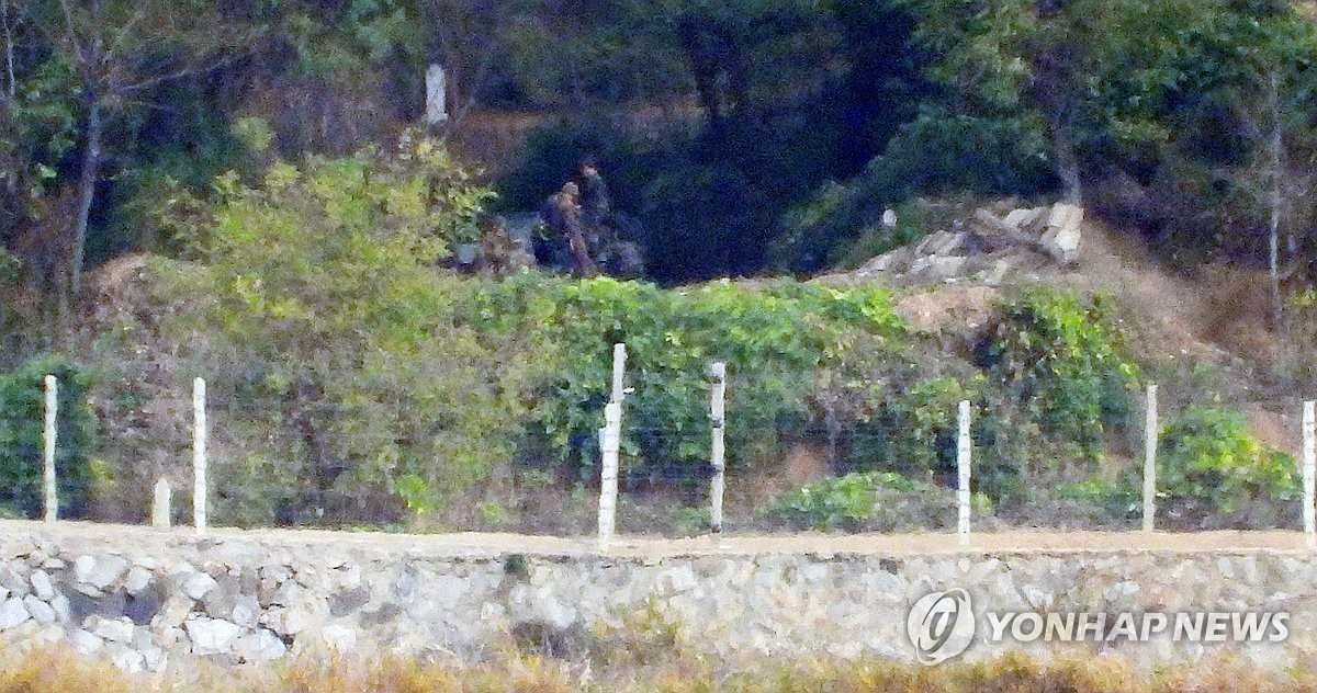 강화도에서 바라본 북한 개풍군 해안가의 북한 군인과 자주포.