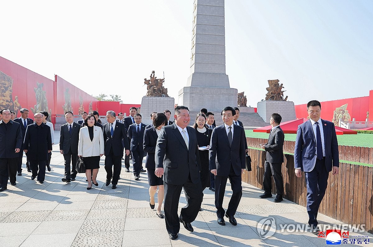 통일연구원 "김정은 단둥行, 북미대화 사전 조율 가능성…한국 패싱 우려" 1 중국 랴오닝성 단둥을 방문한 김정은 북한 국무위원장 일행이 걷고 있는 모습.