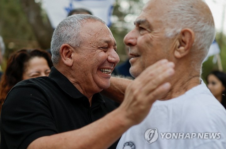 키부츠 니르 오즈에서 전 인질 가디 모제스를 끌어안는 가디 아이젠코트