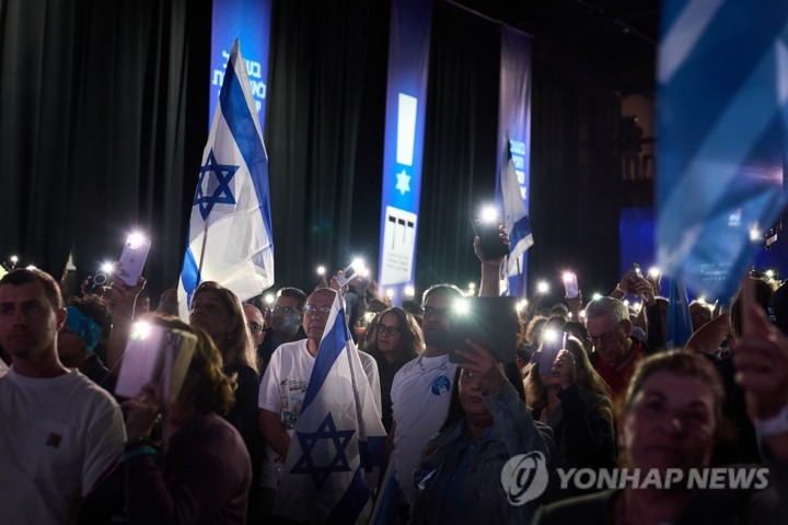 이스라엘 총선 D-1…아이젠코트 "제1당 돼야", 네타냐후 막판 총력전 1 유세장에서 연설하는 아이젠코트 대표를 청중이 바라보는 모습