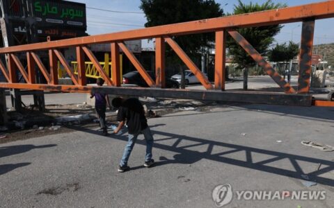이스라엘군, 총선일 서안 나블루스 일대 대테러 작전…'테러범 기념물' 철거 1 nablus lockdown gate epa yna wm