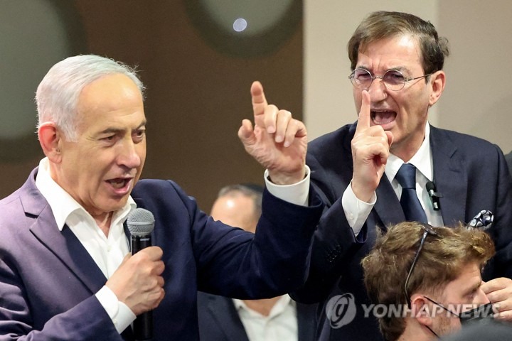 네타냐후, 총선 앞 '텔아비브 핵폭발' AI 이미지 게시…"공포 조장" 비판 1 마이크를 들고 연설하는 네타냐후 총리와 옆에서 손가락을 치켜든 남성