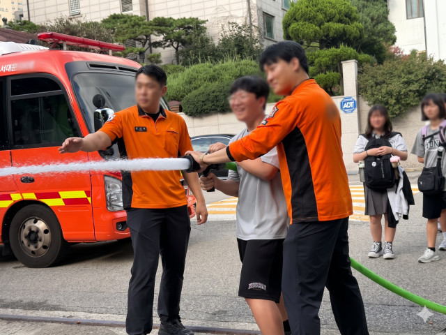 제복영웅 플러스에 참여한 청소년들이 제복근무자와 만나는 모습