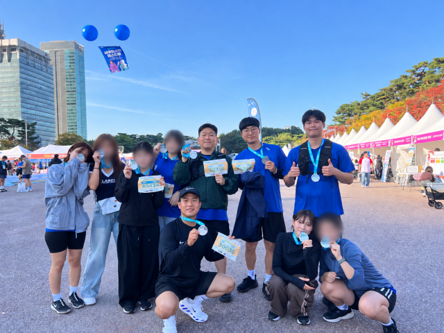 더작은별 위기청소년과 실무자들이 마인드런 5K 완주 후 기념 촬영하는 모습