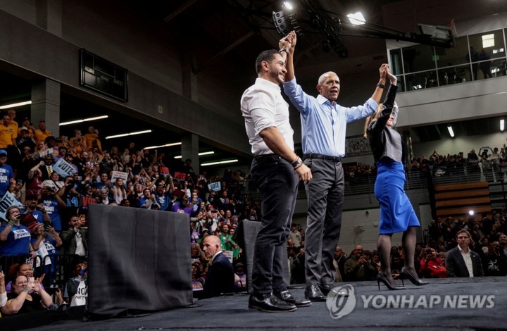 디트로이트 유세 무대에 함께 선 오바마 전 대통령과 엘사이드 상원의원 후보, 벤슨 주지사 후보