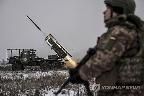 우크라이나군이 러시아군을 향해 로켓포를 발사하는 모습.