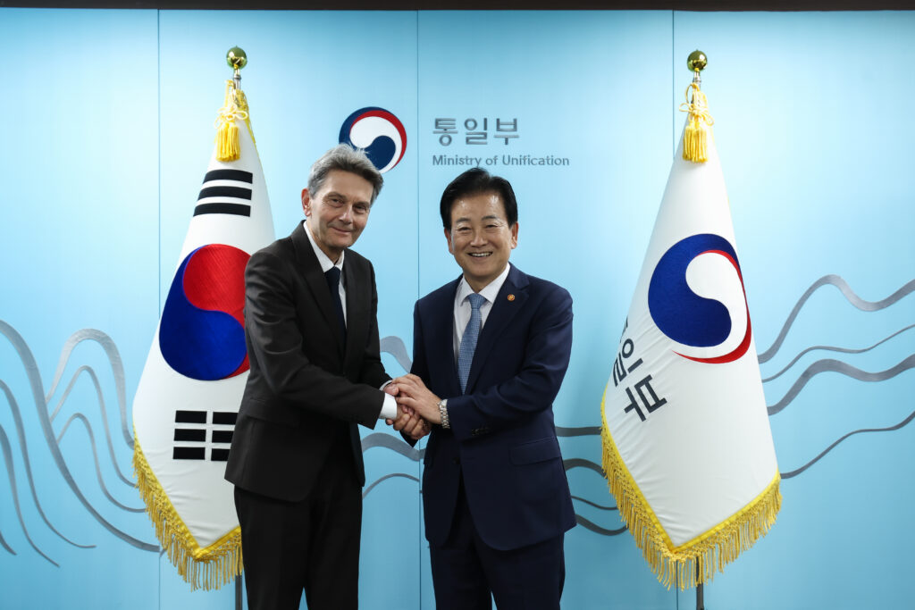 정동영 통일부 장관이 롤프 뮈체니히 독일 연방의회 의원과 면담하며 악수하는 모습