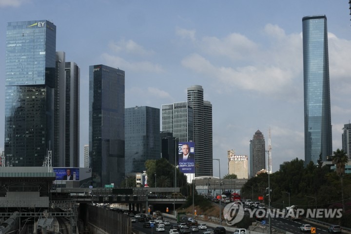 이스라엘군 장병 총선 조기투표 시작…“유권자 대다수 지지 정당 정해” 1 텔아비브 고속도로 위에 걸린 아이젠코트 야샤르당 대표의 선거 광고판