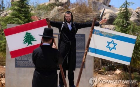 “평화적 대화는 범죄 아냐”…레바논 ‘이스라엘 보이콧법’ 폐지 청원 4 yna israel lebanon flags border 20260701 yna wm
