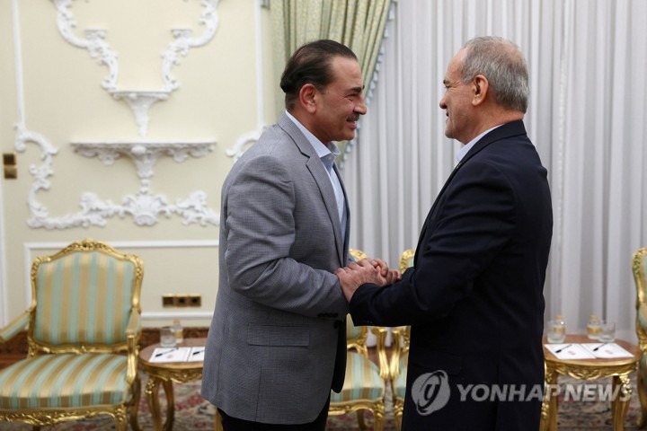 테헤란에서 회담하는 페제시키안 이란 대통령과 무니르 파키스탄 국방군 사령관